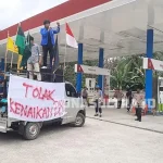 Di Kolut, Mahasiswa dan Pemuda Demo SPBU Akibat Harga BBM Naik Di Kolut, Mahasiswa dan Pemuda Demo SPBU Akibat Harga BBM Naik