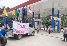 Di Kolut, Mahasiswa dan Pemuda Demo SPBU Akibat Harga BBM Naik Di Kolut, Mahasiswa dan Pemuda Demo SPBU Akibat Harga BBM Naik