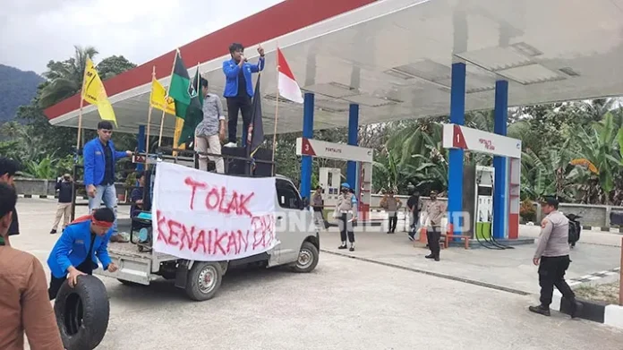 Di Kolut, Mahasiswa dan Pemuda Demo SPBU Akibat Harga BBM Naik