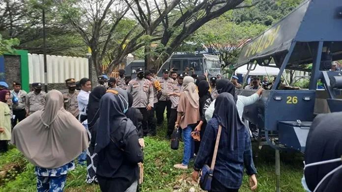 Sidang Putusan Kasus KDRT di Kolut Ricuh