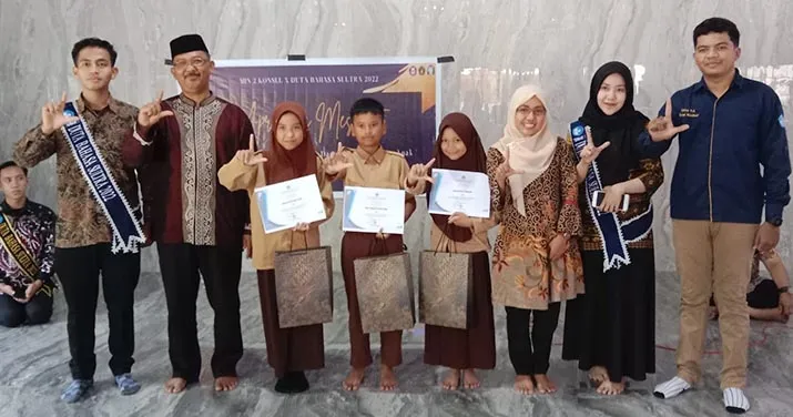 Duta Bahasa Sultra dan UKM Penalaran UHO Lestarikan Bahasa Daerah Tolaki di Kalangan Pelajar