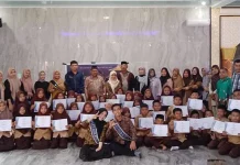 Duta Bahasa Sultra dan UKM Penalaran UHO Lestarikan Bahasa Daerah Tolaki di Kalangan Pelajar Duta Bahasa Sultra dan UKM Penalaran UHO Lestarikan Bahasa Daerah Tolaki di Kalangan Pelajar