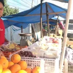 Cerita Pedagang Buah di Depan PT OSS Morosi yang Raih Omset Jutaan Rupiah Sehari Cerita Pedagang Buah di Depan PT OSS Morosi yang Raih Omset Jutaan Rupiah Sehari