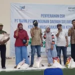 Bank Sultra Salurkan CSR Sembako pada 100 Penyapu Jalan di Kendari Bank Sultra Salurkan CSR Sembako pada 100 Penyapu Jalan di Kendari