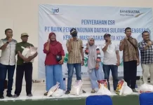 Bank Sultra Salurkan CSR Sembako pada 100 Penyapu Jalan di Kendari Bank Sultra Salurkan CSR Sembako pada 100 Penyapu Jalan di Kendari