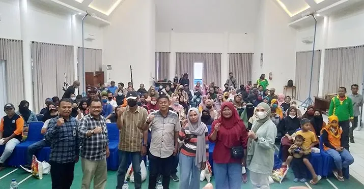 Bank Sultra Salurkan CSR Sembako pada 100 Penyapu Jalan di Kendari