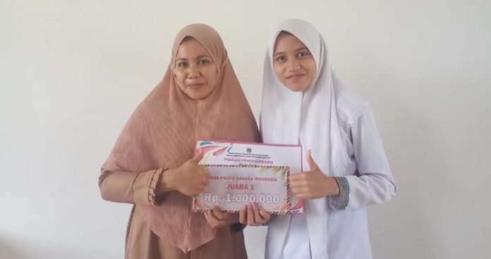 Siswi SMKS Kesehatan Mubar Juara 1 Lomba Pidato Festival Selat Tiworo