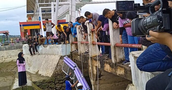 Peduli Kebersihan Laut, Army Kendari Pasang Trash Boom di Teluk Kendari