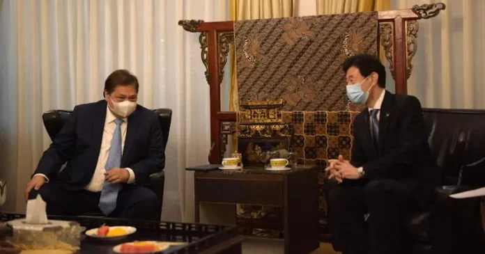 Menteri METI Jepang yang Baru Kunjungi Airlangga, Bahas Kerja Sama Perdagangan hingga Investasi