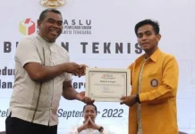 Ketua UKM Penalaran UHO Diganjar Penghargaan dari Bawaslu Ketua UKM Penalaran UHO Diganjar Penghargaan dari Bawaslu