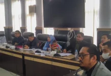 Ibu Bayi Korban Susu Kedaluwarsa Marina Mart Minta Keadilan di RDP DPRD Kendari Ibu Bayi Korban Susu Kedaluwarsa Marina Mart Minta Keadilan di RDP DPRD Kendari