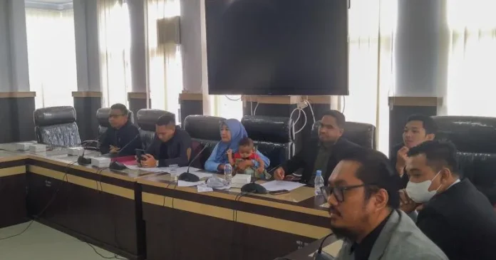 Ibu Bayi Korban Susu Kedaluwarsa Marina Mart Minta Keadilan di RDP DPRD Kendari