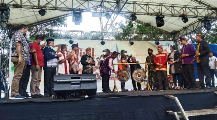 Peserta Sail to Indonesia Hadir di Pembukaan Festival Selat Tiworo