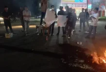 Tolak Kenaikan Harga BBM, Mahasiswa Kendari Gelar Unjuk Rasa di Pertigaan Kampus UHO Tolak Kenaikan Harga BBM, Mahasiswa Kendari Gelar Unjuk Rasa di Pertigaan Kampus UHO