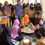 Pelajar SMAN 1 Tiworo Tengah Dilatih Membuat Martabak Kelor, Ini Manfaatnya Pelajar SMAN 1 Tiworo Tengah Dilatih Membuat Martabak Kelor, Ini Manfaatnya