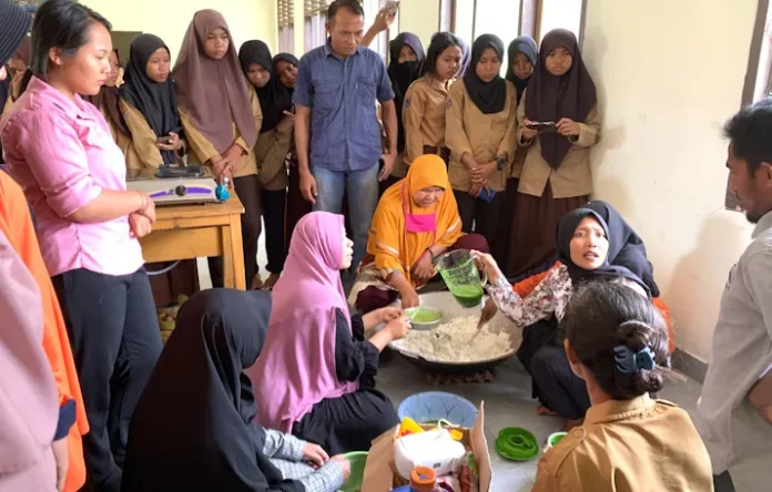 Pelajar SMAN 1 Tiworo Tengah Dilatih Membuat Martabak Kelor, Ini Manfaatnya