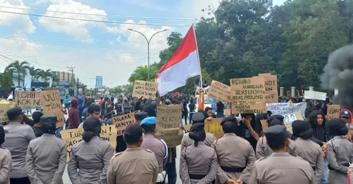 Peringati 3 Tahun Kematian Randi dan Yusuf, Ratusan Mahasiswa Datangi Polda Sultra