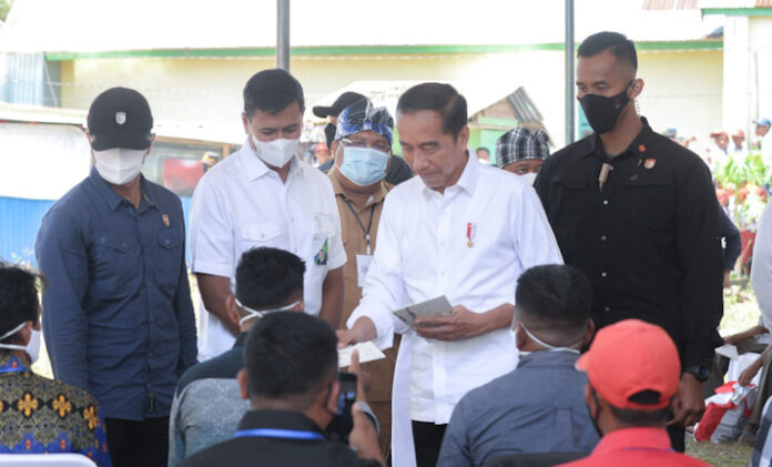 Presiden Serahkan BSU untuk 2.574 Peserta BP Jamsostek di Baubau dan Buton