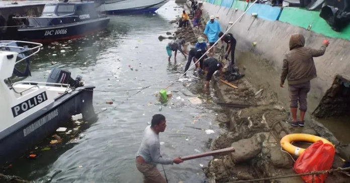 Harhubnas 2022, KSOP Kendari Bersama Buruh Pelabuhan Bungkutoko Bersihkan Sampah di Laut
