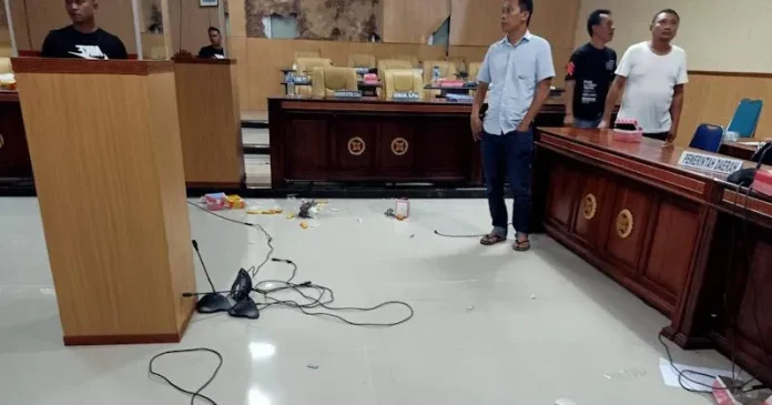 Empat Pemuda Mengamuk di Ruang Rapat DPRD, Pembahasan KUA-PPAS di Wakatobi Terhenti