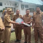 Bupati Wakatobi Serahkan Mobil Ambulans di Empat Pulau Bupati Wakatobi Serahkan Mobil Ambulans di Empat Pulau