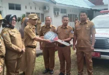 Bupati Wakatobi Serahkan Mobil Ambulans di Empat Pulau Bupati Wakatobi Serahkan Mobil Ambulans di Empat Pulau