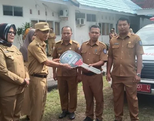 Bupati Wakatobi Serahkan Mobil Ambulans di Empat Pulau Bupati Wakatobi Serahkan Mobil Ambulans di Empat Pulau