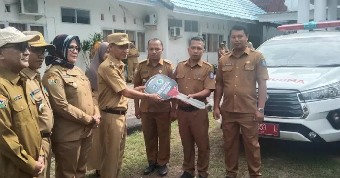Bupati Wakatobi Serahkan Mobil Ambulans di Empat Pulau