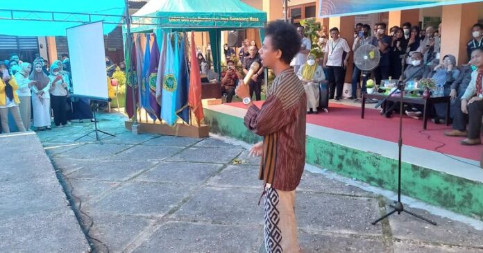 Penerimaan Mahasiswa Baru, UMW Kendari Hadirkan Komedian Raim La Ode