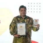 Airlangga Hartarto Dinobatkan sebagai Tokoh Pemulihan Ekonomi Nasional Airlangga Hartarto Dinobatkan sebagai Tokoh Pemulihan Ekonomi Nasional