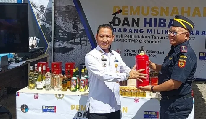 Bea Cukai Kendari Serahkan 46 Alat Pemadam Kebakaran ke Pemkot