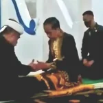 Presiden Terima Gelar La Ode Muhammad Joko Widodo dari Kesultanan Buton Presiden Terima Gelar La Ode Joko Widodo dari Kesultanan Buton