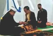 Presiden Terima Gelar La Ode Muhammad Joko Widodo dari Kesultanan Buton Presiden Terima Gelar La Ode Joko Widodo dari Kesultanan Buton