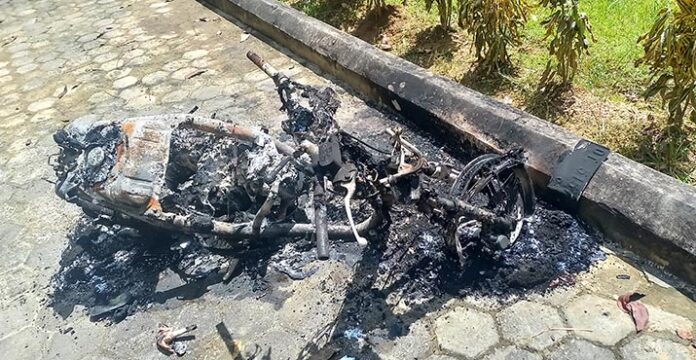 Satu Sepeda Motor Dibakar OTK di Halaman Fakultas Teknik UHO