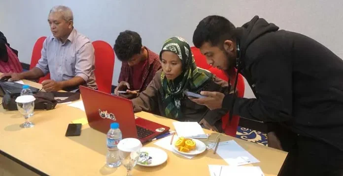 Lawan Hoaks, AJI Kendari Edukasi Pekerja Radio Tentang Cek Fakta