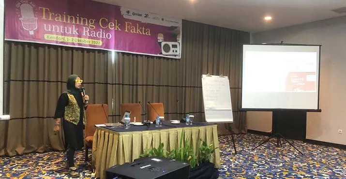Lawan Hoaks, AJI Kendari Edukasi Pekerja Radio Tentang Cek Fakta