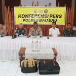 Polres Baubau Amankan Ratusan Botol Miras Tradisional di Kapal Penumpang Polres Baubau Amankan Ratusan Botol Miras Tradisional di Kapal Penumpang