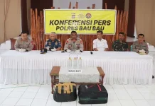 Polres Baubau Amankan Ratusan Botol Miras Tradisional di Kapal Penumpang Polres Baubau Amankan Ratusan Botol Miras Tradisional di Kapal Penumpang