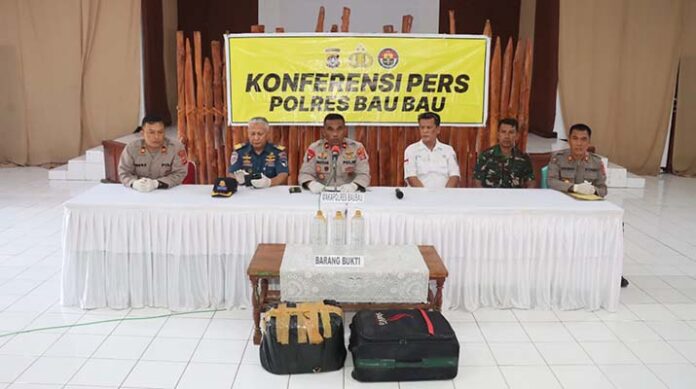 Polres Baubau Amankan Ratusan Botol Miras Tradisional di Kapal Penumpang