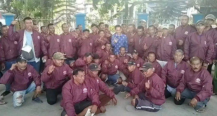 Haliana Bagi-bagi Jaket kepada Para Tukang Ojek di Wangiwangi