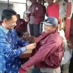 Haliana Bagi-bagi Jaket kepada Para Tukang Ojek di Wangiwangi Haliana Bagi-bagi Jaket kepada Para Tukang Ojek di Wangiwangi