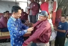 Haliana Bagi-bagi Jaket kepada Para Tukang Ojek di Wangiwangi Haliana Bagi-bagi Jaket kepada Para Tukang Ojek di Wangiwangi