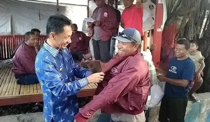 Haliana Bagi-bagi Jaket kepada Para Tukang Ojek di Wangiwangi
