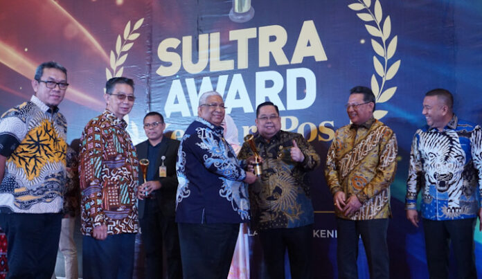Anton Timbang Raih Penghargaan Sebagai Tokoh Akslerasi Investasi Daerah