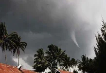 24 Rumah Warga di Wakatobi Diubrak-abrik Angin Puting Beliung Ilustrasi angin puting beliung