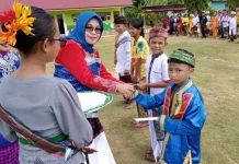 Hari Sumpah Pemuda, 5 Siswa SDN 3 Tiworo Tengah Terima Beasiswa Hari Sumpah Pemuda, 5 Siswa SDN 3 Tiworo Tengah Terima Beasiswa