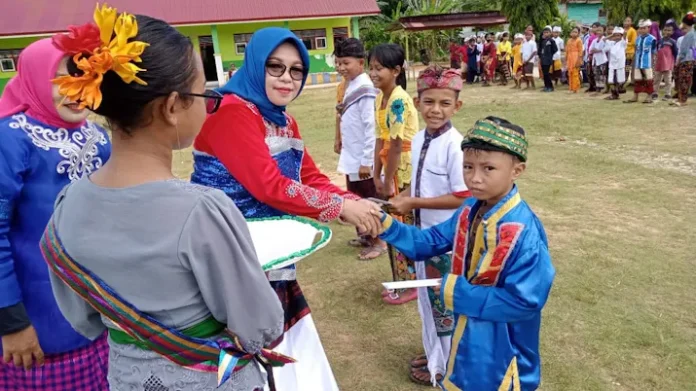 Hari Sumpah Pemuda, 5 Siswa SDN 3 Tiworo Tengah Terima Beasiswa
