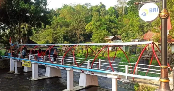 Peduli Lingkungan & UMKM, BRI Peduli Bersihkan Tepi Kali Senjoyo untuk Masyarakat