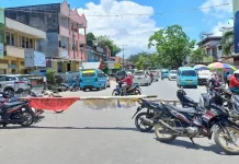 Tuntut Perbaikan Drainase, Warga Kota Lama Tutup Jalan di Sekitar Pasar Sentral Kendari Tuntut Perbaikan Drainase, Warga Kota Lama Tutup Jalan di Sekitar Pasar Sentral Kendari