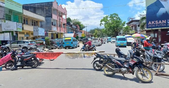 Tuntut Perbaikan Drainase, Warga Kota Lama Tutup Jalan di Sekitar Pasar Sentral Kendari